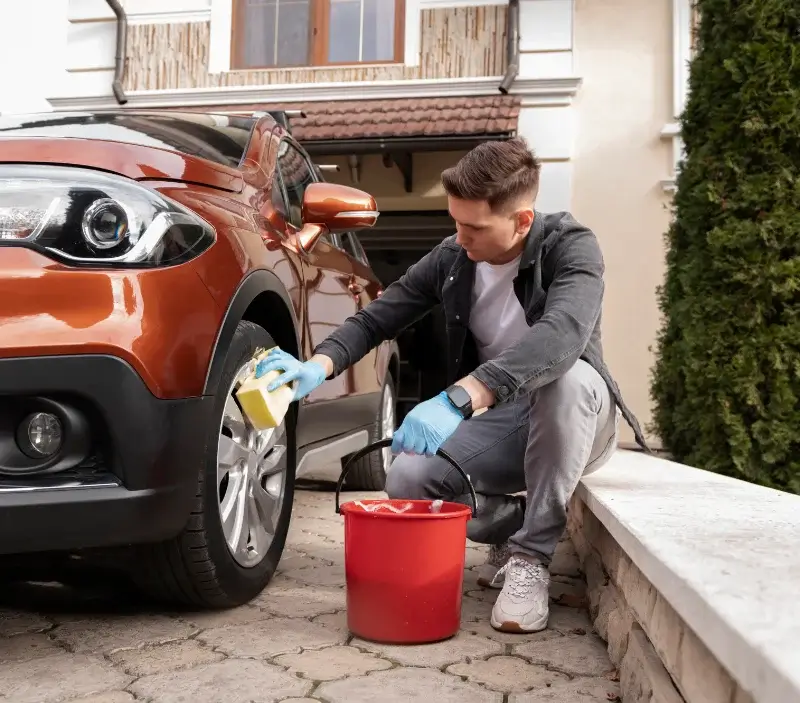 Lavage auto à domicile Bouy-Luxembourg : professionnel intervenant sur un véhicule